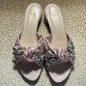 Nine West ladies 11M rhinestone embellished slide sandals. Light pink. NEW
